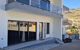 B - Elegent 2 Bedroom Modern Townhouse